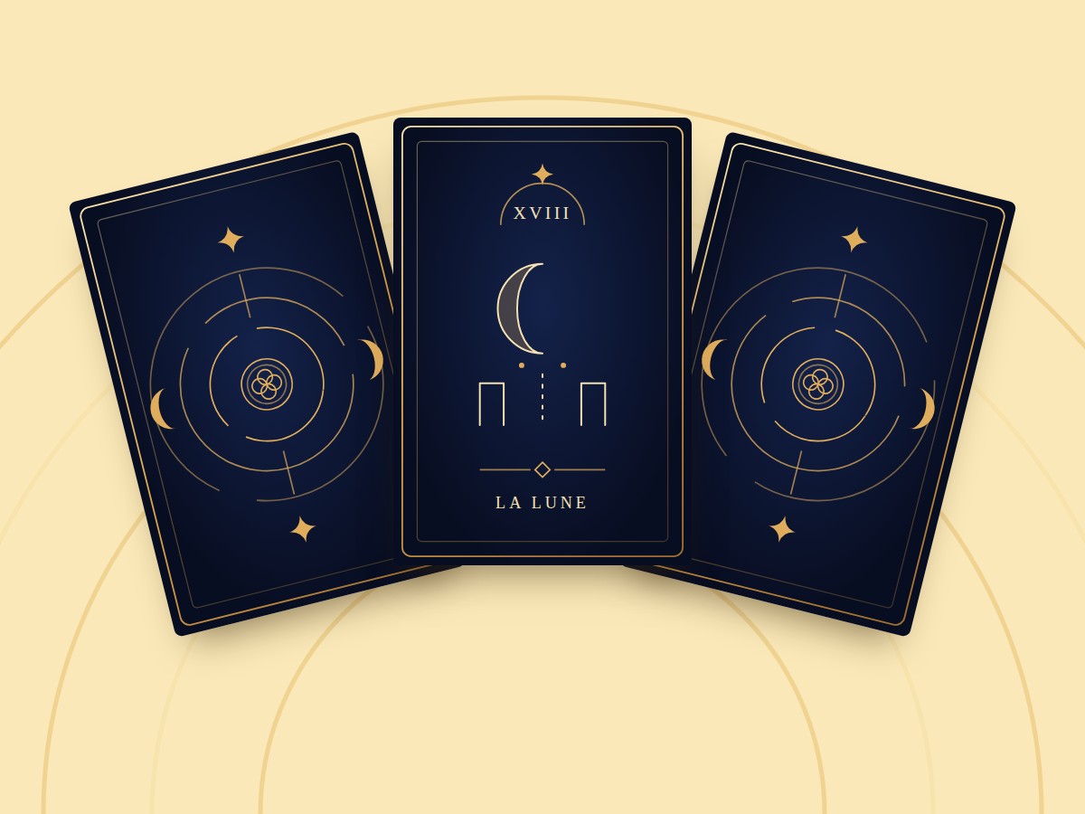 Trois cartes de tarot dorées sur fond bleu nuit, dont La Lune retournée